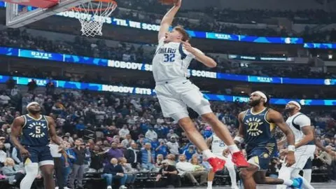 英超激战正酣：生死攸关的争四与保级对决，谁将赢得决定性一分？